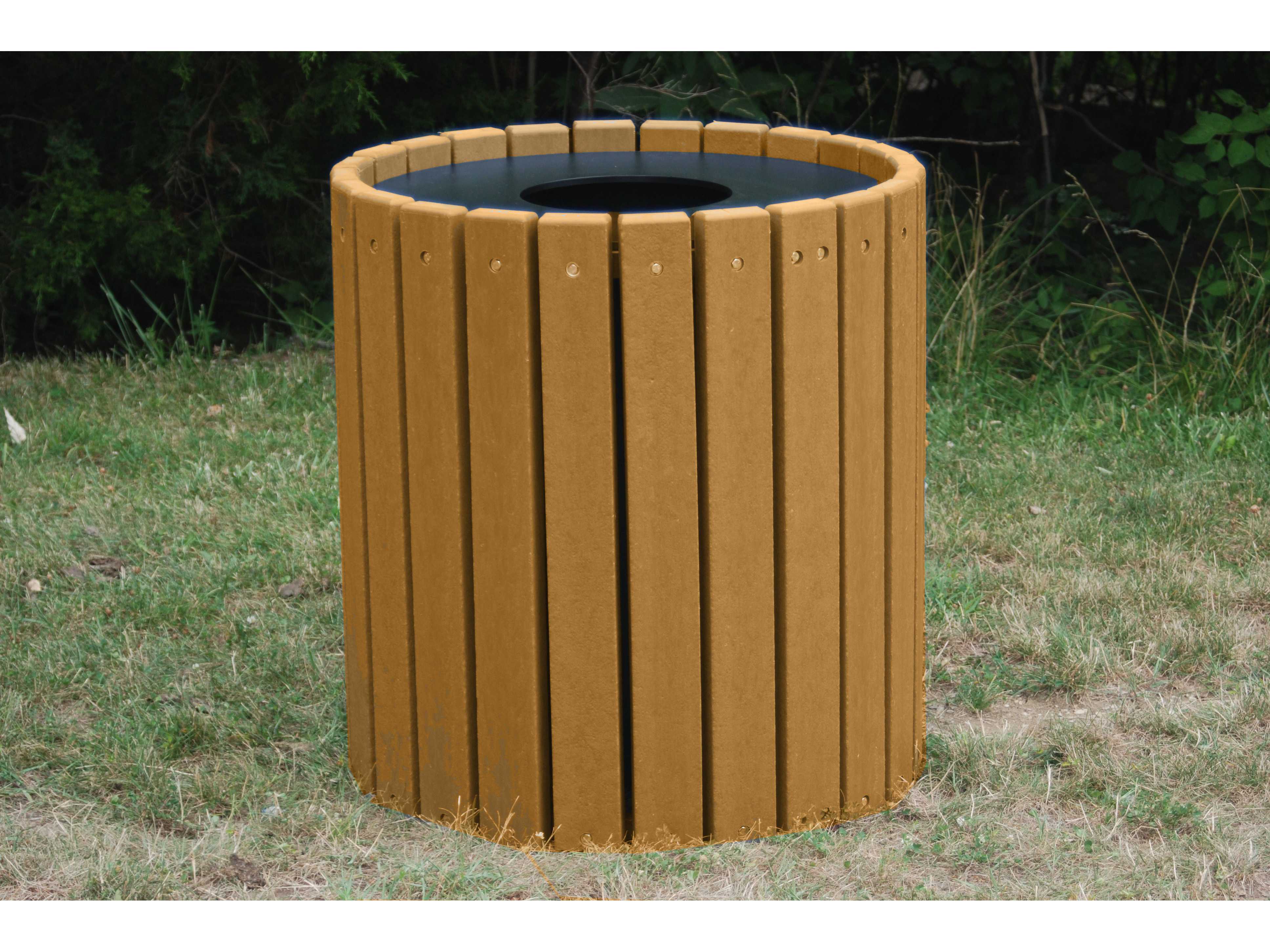 Frog Furnishings Cedar Heavy Duty 32 Gallon Round Wood Trash Can Environmental Image