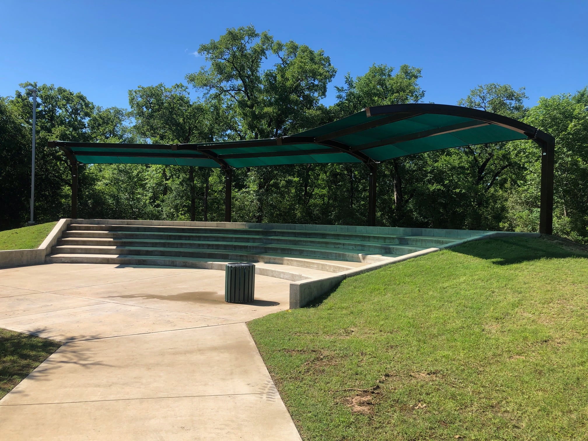 USA Shade Panorama Cantilever in a park setting with trees and clear sky