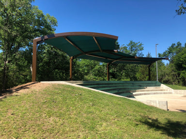 Outdoor amphitheater with a green USA Shade Panorama Cantilever in a park setting